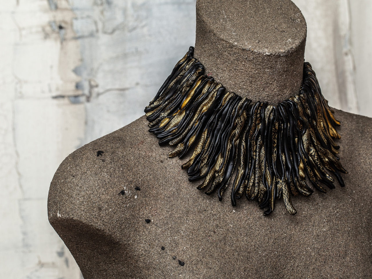 Luce fringe collar in black and gold